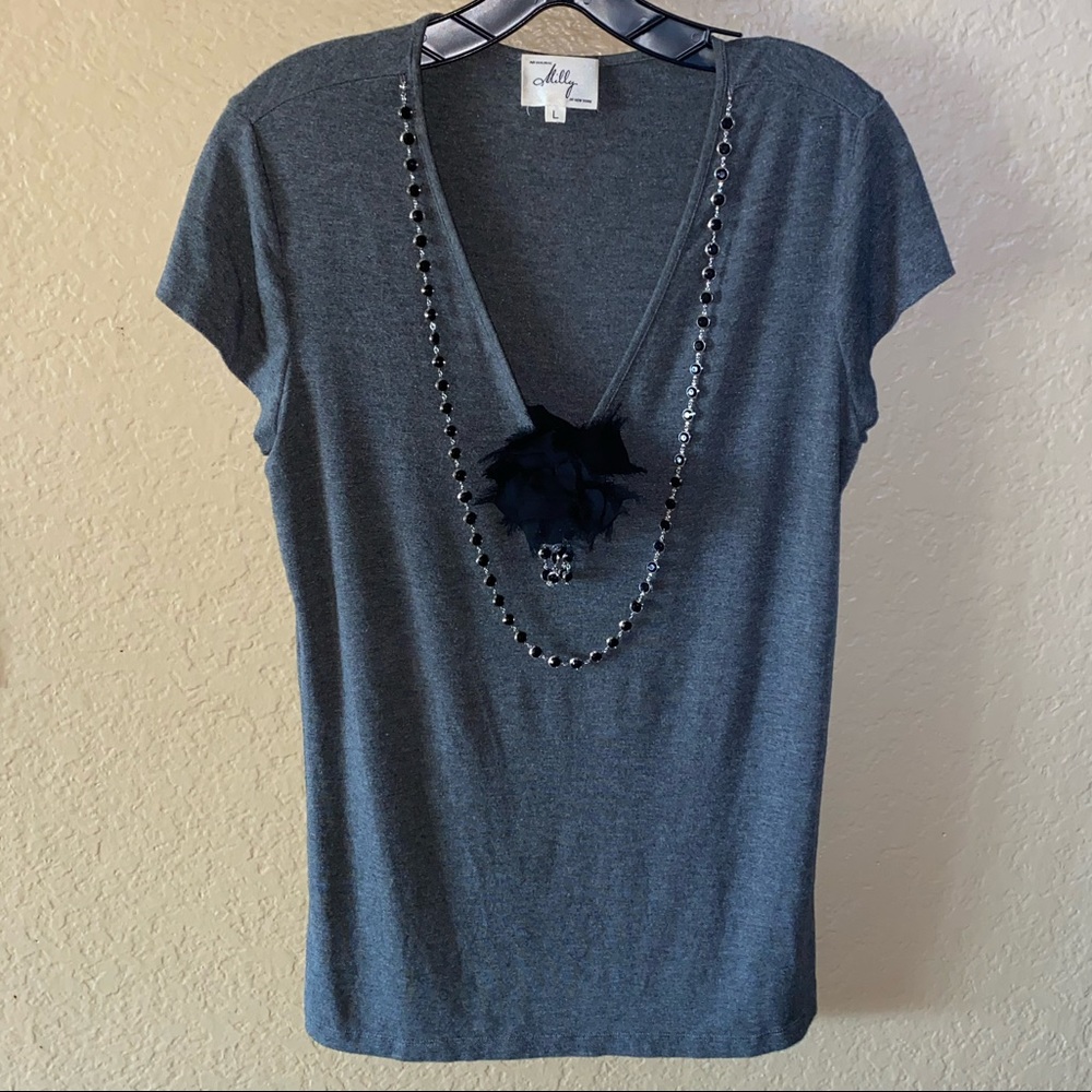 💚 V neck T-shirt with detachable beaded necklace